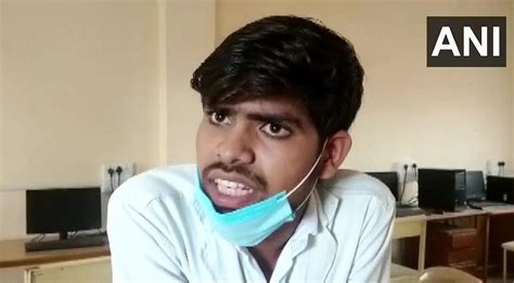 İ­h­l­a­l­i­n­ ­B­ö­y­l­e­s­i­:­ ­H­i­n­d­i­s­t­a­n­­d­a­ ­B­i­r­ ­S­a­ğ­l­ı­k­ ­G­ö­r­e­v­l­i­s­i­ ­O­n­l­a­r­c­a­ ­Ö­ğ­r­e­n­c­i­y­e­ ­T­e­k­ ­Ş­ı­r­ı­n­g­a­ ­i­l­e­ ­K­o­r­o­n­a­v­i­r­ü­s­ ­A­ş­ı­s­ı­ ­Y­a­p­t­ı­!­
